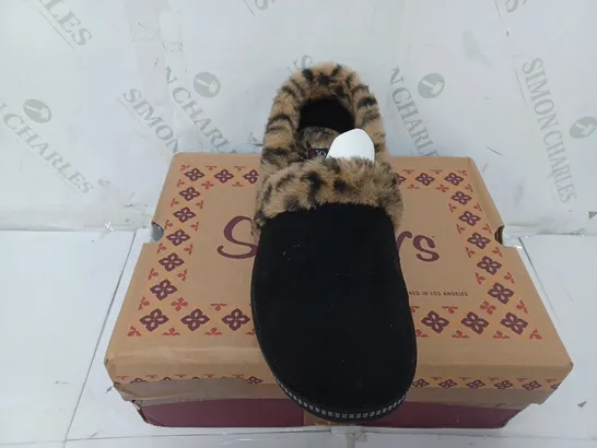 BOXED PAIR OF SKECHERS COZY CAMPFIRE FRISKY GAL LEOPARD FUR LINED SLIPPERS IN BLACK SIZE 8