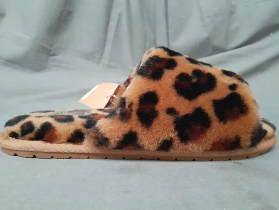 BOXED PAIR OF FENLAND SHEEPSKIN WOMEN'S SLIDERS IN LEOPARD SIZE 5/6