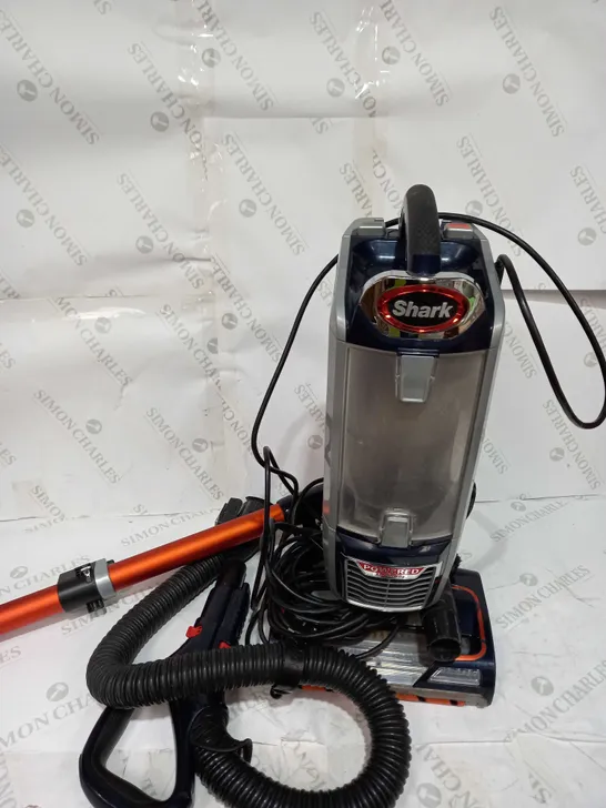 SHARK UPRIGHT VACUUM CLEANER - LIFT AWAY 