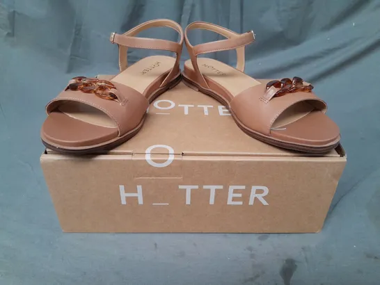 BOXED PAIR OF HOTTER OPEN TOE SANDALS IN TAN UK SIZE 8