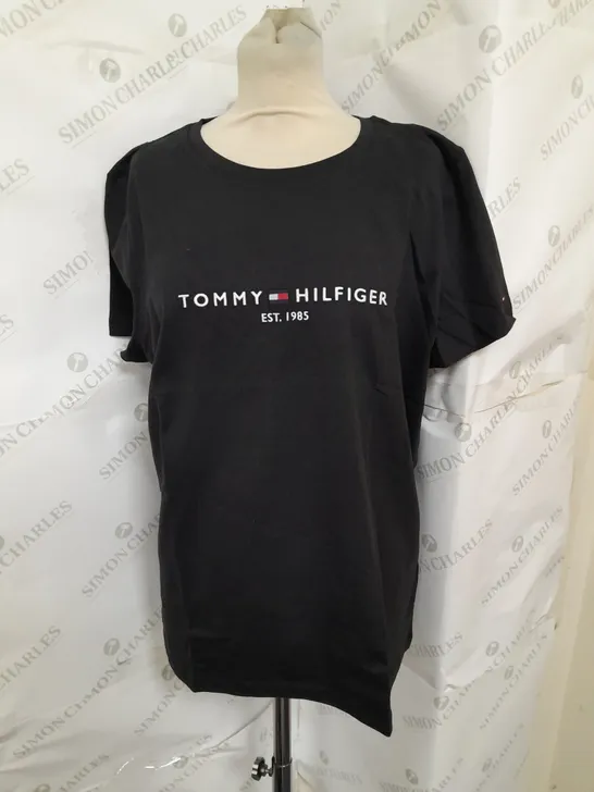 TOMMY HILFIGER EMBROIDERED TSHIRT IN BLACK SIZE 3XL
