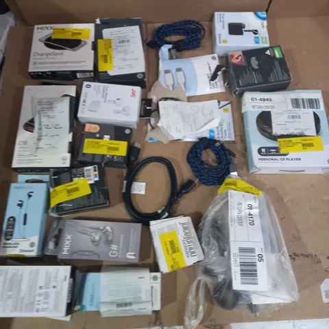LOT OF APPROX 20 ASSORTED TECH ITEMS TO INCLUDE EARPHONES, PHONE CHARGERS, CD PLAYERS ETC