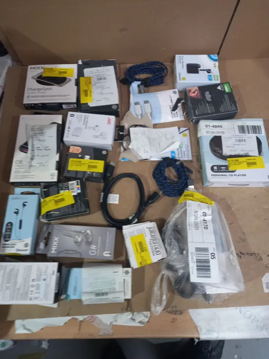 LOT OF APPROX 20 ASSORTED TECH ITEMS TO INCLUDE EARPHONES, PHONE CHARGERS, CD PLAYERS ETC