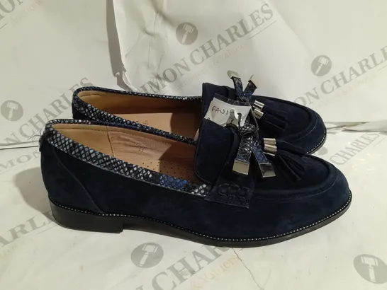 PAIR OF MODA IN PELLE ENLEENA WIDE SUEDE LOAFERS IN NAVY SIZE 6