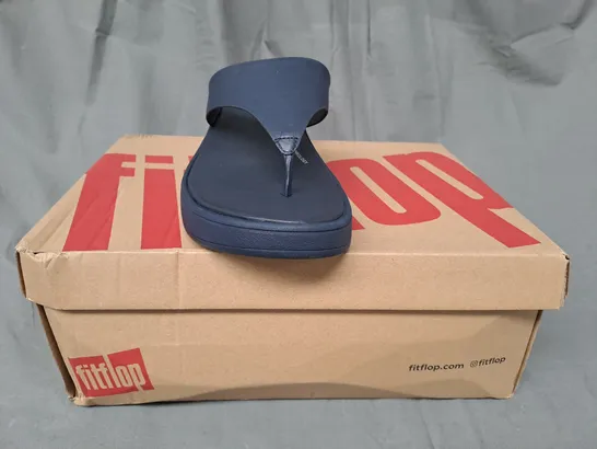 BOXED PAIR OF FITFLOP LEATHER FLATFORM TOE-POST SANDALS IN NAVY UK SIZE 7