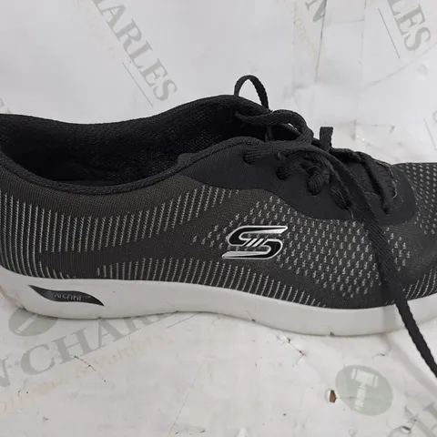 PAIR OF SKECHERS ARCH FIT TRAINERS IN BLACK SIZE - UK 8
