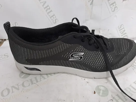 PAIR OF SKECHERS ARCH FIT TRAINERS IN BLACK SIZE - UK 8