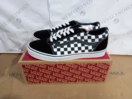 BOXED PAIR VANS WARD CHECKERED IN BLACK/WHITE SIZE 11