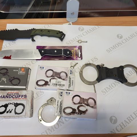 BOX OF 7 ASSORTED NOVELTY ITEMS TO INCLUDE VARIOUS HANDCUFFS, SPOOKY BLOODY KNIFE FANCY DRESS PROP AND AIRSOFT TRAINING KNIFE