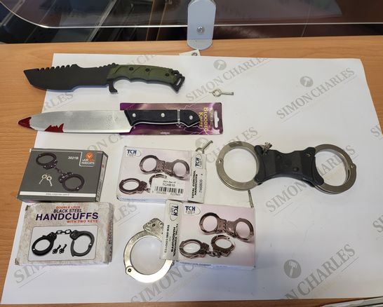 BOX OF 7 ASSORTED NOVELTY ITEMS TO INCLUDE VARIOUS HANDCUFFS, SPOOKY BLOODY KNIFE FANCY DRESS PROP AND AIRSOFT TRAINING KNIFE