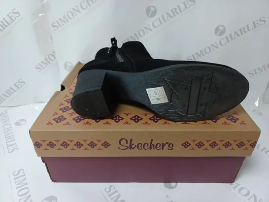 BOXED PAIR OF SKECHERS TAXI ZIPPER BOOTS UK SIZE 5