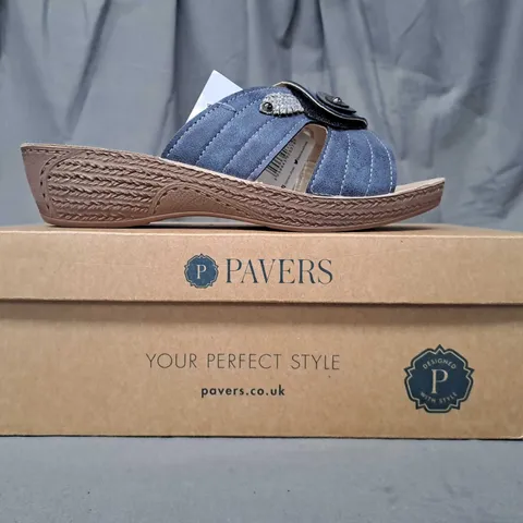 BOXED PAIR OF PAVERS OPEN TOE WEDGE SANDALS IN NAVY SIZE 5