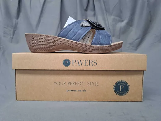 BOXED PAIR OF PAVERS OPEN TOE WEDGE SANDALS IN NAVY SIZE 5