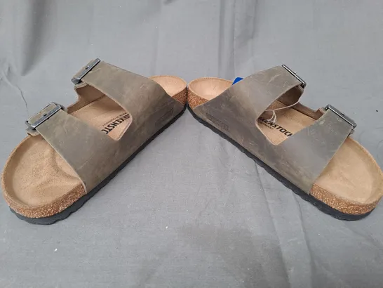 BOXED PAIR OF BIRKENSTOCK ARIZONA BS OPEN TOE SANDALS IN FADED KHAKI EU SIZE 39