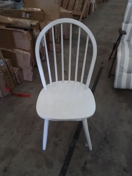 SPINDLE BACK DINING CHAIR IN WHITE