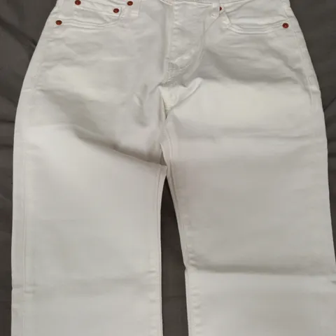 LEVI'S SLIM TAPER JEANS IN WHITE SIZE 28/32