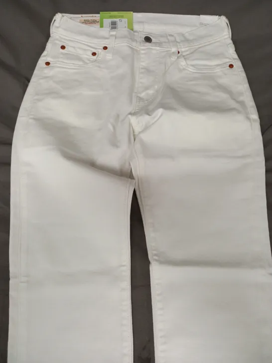 LEVI'S SLIM TAPER JEANS IN WHITE SIZE 28/32