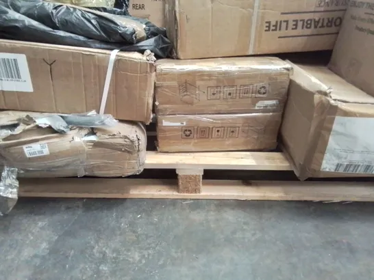 PALLET OF APPROXIMATELY 8 ASSORTED ITEMS TO INCLUDE - ICE MAKER , STORAGE SLEEVE , ARMCHAIR ETC