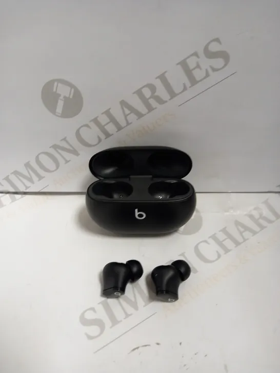 LOT TO CONTAIN A SET OF BEAT EARPHONES IN CASE (NO WIRES PRESENT) 