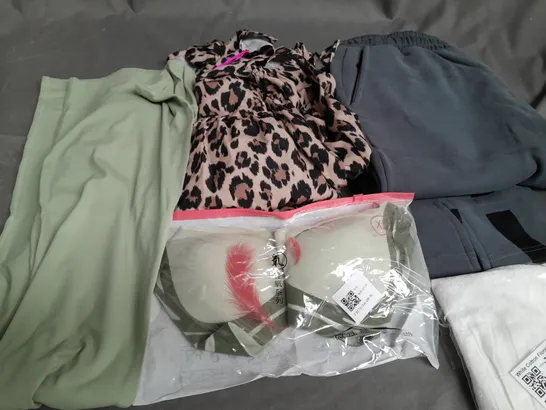 BOX OF APPROXIMATELY 15 ASSORTED CLOTHING ITEMS TO INCLUDE - BRA , JOGGERS , LEGGINGS ETC