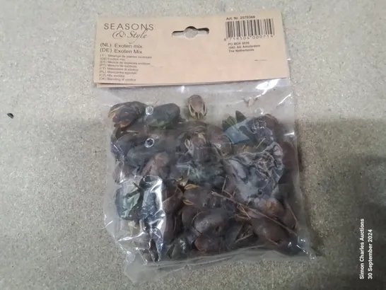 BOX CONTAINING LARGE NUMBER OF BAGGED AND SEALED NATURAL TABLE DECORATION