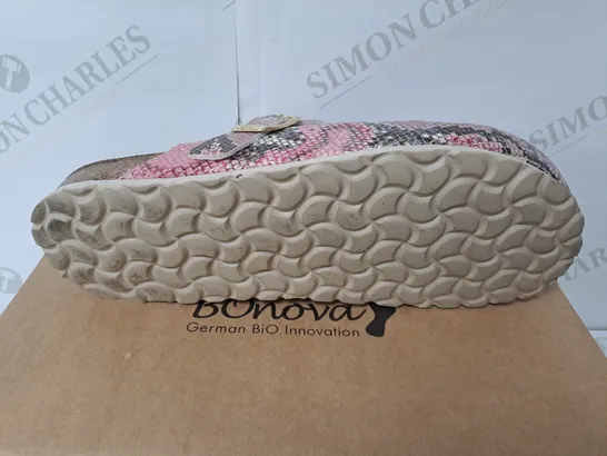 BOXED BONOVA PINK CROCODILE PRINT CLOSED TOE SANDALS SIZE 9