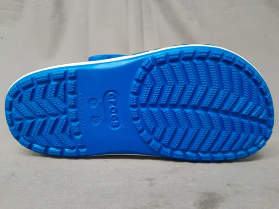 PAIR OF CROCS CLOGS IN BLUE SIZE M7/W9