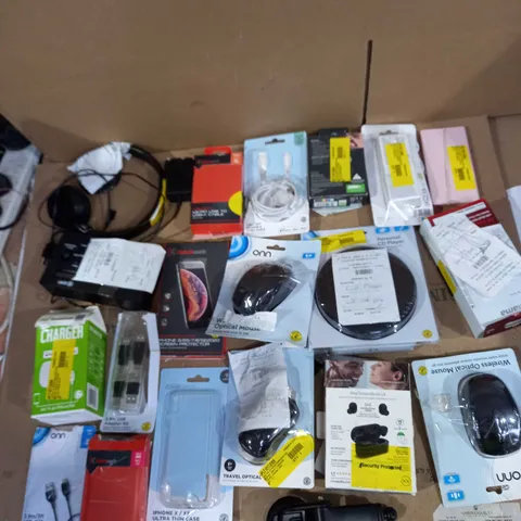 LOT OF APPROX 15 ASSORTED TECH ITEMS TO INCLUDE COMPUTER MICE, HEADPHONES,, PHONE CABLES ETC