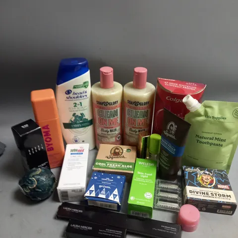 BOX OF APPROXIMATELY 20 COSMETIC ITEMS TO INCLUDE - HEAD & SHOULDERS - COLGATE DENTAL CARE - SOAP AND GLORY BODY WASH ETC 