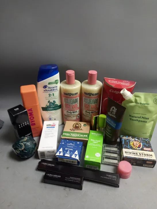 BOX OF APPROXIMATELY 20 COSMETIC ITEMS TO INCLUDE - HEAD & SHOULDERS - COLGATE DENTAL CARE - SOAP AND GLORY BODY WASH ETC 