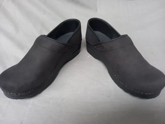 BOXED PAIR OF SANITA SLIP-ON SHOES IN BLACK EU SIZE 39