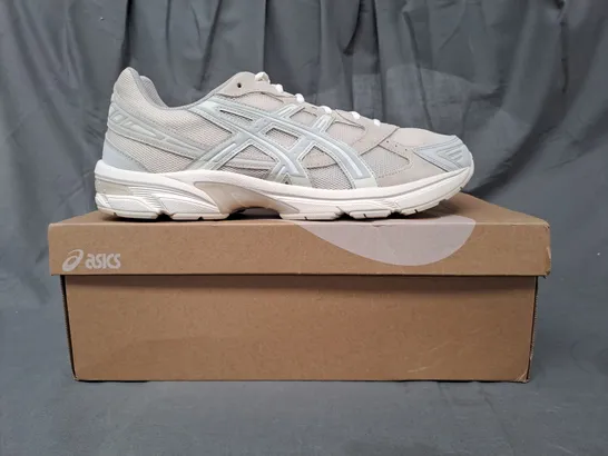 BOXED PAIR OF ASICS GEL-1130 SHOES IN VANILLA/WHITE SAGE UK SIZE 13