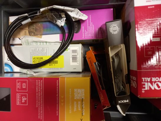 LOT OF APPROXIMATELY 10 ASSORTED ELECTRICAL ITEMS, TO INCLUDE CHARGING CABLES, HEADPHONES, ETC