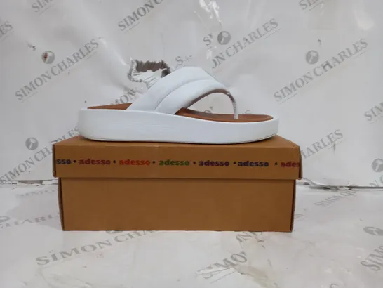 BOXED PAIR OF ADESSO LEATHER PLATFORM SANDALS IN WHITE SIZE 6