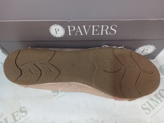 BOXED PAIR OF PAVERS BELLISSIMO SLIP-ON SHOES IN ROSE GOLD W. JEWEL EFFECT SIZE 6