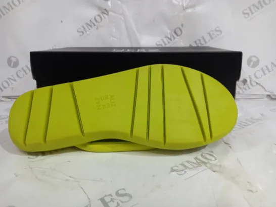 BOXED PAIR OF NATURALIZER SANDALS IN NEON YELLOW SIZE 6