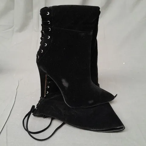 PAIR OF TILLY LONDON KNEE HIGH HEELED BOOTS WITH LACE UP DETAIL SIZE UK 6 