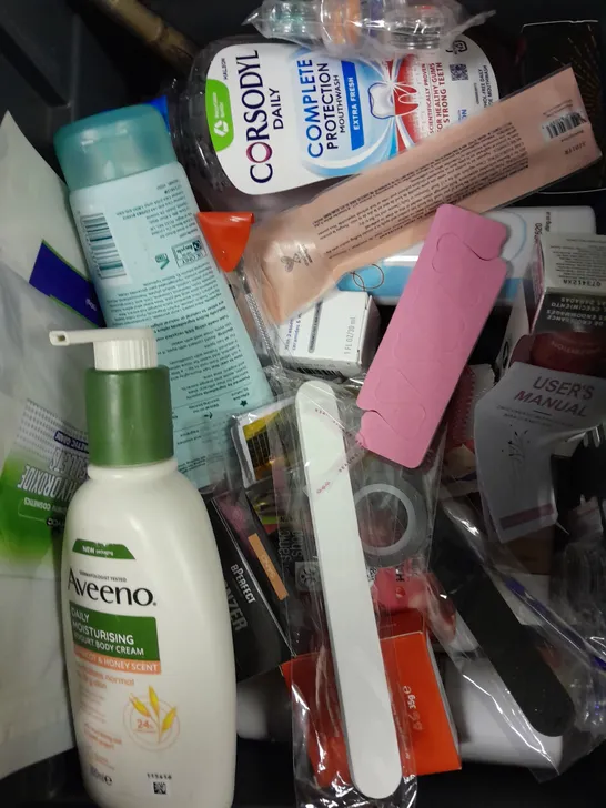 APPROXIMATELY 20 ASSORTED HEALTH & BEAUTY PRODUCTS TO INCLUDE AVEENO DAILY MOISTURISER, LIQUID BLUSH, POWER GRIP PRIMER ETC 