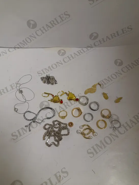 BOX OF APPROXIMATELY 15 ASSORTED LOOSE JEWELLERY ITEMS TO INCLUDE RINGS, NECKLACES, EARRINGS ETC 