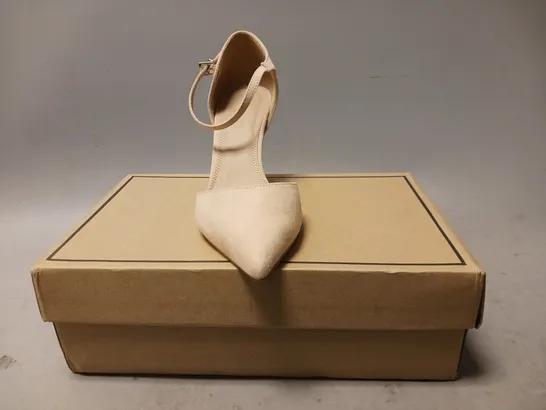 BOXED PAIR OF ASOS POINTED TOE HEELED SHOES IN BEIGE SIZE 6