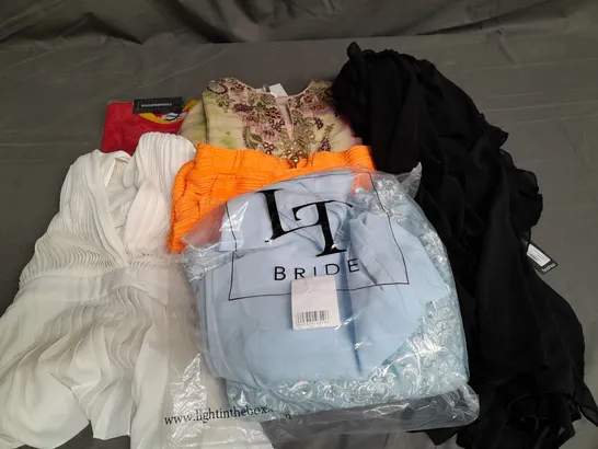 BOX OF APPROXIMATELY 25 ASSORTED CLOTHING ITEMS TO INCLUDE - DRESSES, SKIRT, TOPS ETC