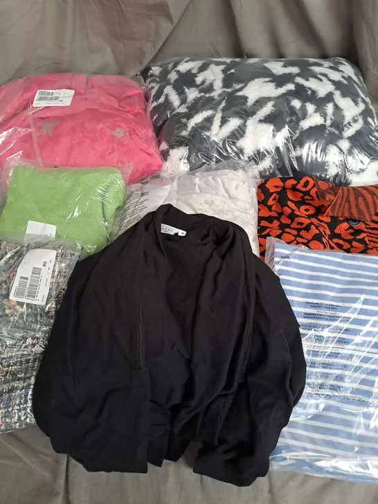 BOX OF APPROX 20 ASSORTED CLOTHING ITEMS TO INCLUDE - CARDIGAN, JUMPER, SKIRT ETC