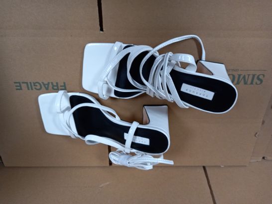 UNBOXED PAIR WHITE TOPSHOP WIDE FIT BLOCK HEELED SANDALS UK SIZE 5