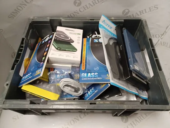 LOT OF APPROXIMATELY 30 PHONE ACCESSORIES AND ELECTRICALS TO INCLUDE TEMPERED GLASS SCREEN PROTECTORS, POWER BANKS, COMPUTE CABLE, ETC