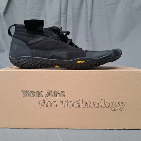 BOXED PAIR OF VIBRAM FIVE FINGERS V-TREK INSULATED SHOES IN BLACK EU SIZE 43