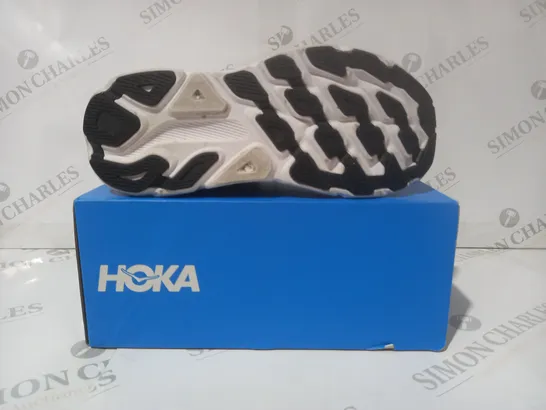 BOXED PAIR OF HOKA Y CLIFTON 9 YOUTH SHOES IN GREY UK SIZE 3.5