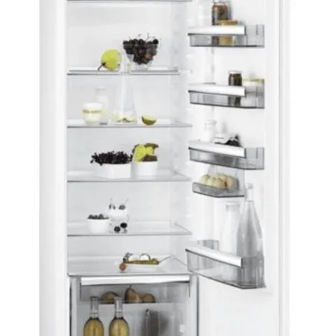 AEG 6000 SERIES TALL INTEGRATED FRIDGE 310L MODEL SKE818E1DC