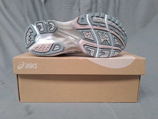 BOXED PAIR OF ASICS GEL-KAYANO 14 SHOES IN WHITE/METALLIC SILVER UK SIZE 5.5