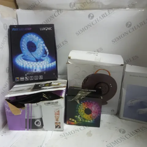APPROXIMATELY 5 ASSORTED ELECTRICAL ITEMS TO INCLUDE BLADELESS NECK COOLER, 360 ROTATING BUBBLE MACHINE, FLEX LED STRIP, ETC