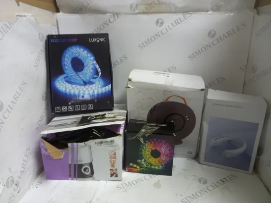 APPROXIMATELY 5 ASSORTED ELECTRICAL ITEMS TO INCLUDE BLADELESS NECK COOLER, 360 ROTATING BUBBLE MACHINE, FLEX LED STRIP, ETC